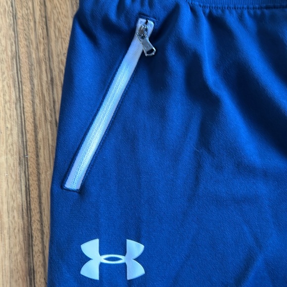UNDER ARMOUR Youth Jogger. Excellent condition with zip pockets. - Picture 2 of 6